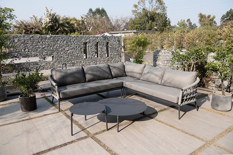 Outdoor Fire Pits: A Guide To Choosing The Right One For Your Space